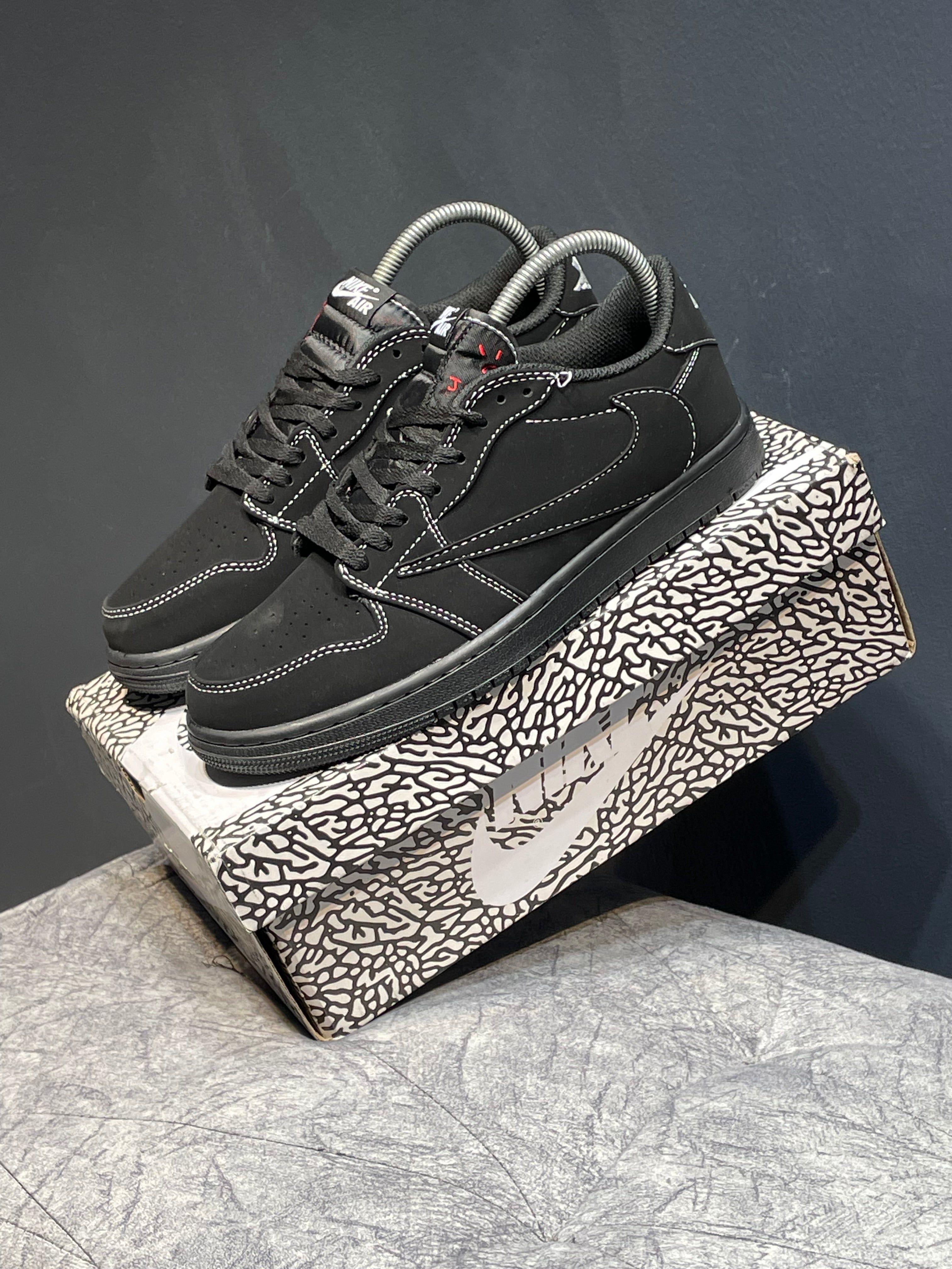 Jordan retro 1 low x travis scott